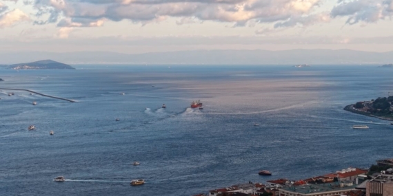 İstanbul Boğazı'nda arızalanan yük gemisi Ahırkapı'ya çekildi