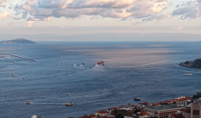İstanbul Boğazı'nda arızalanan yük gemisi Ahırkapı'ya çekildi
