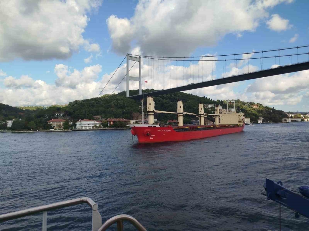 İstanbul Boğazı'nda gemi arızası nedeniyle trafik askıya alındı