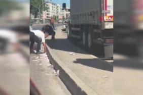 İzmir'de Yolda Saçılan Paralar Trafiği Durma Noktasına Getirdi