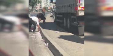 İzmir'de Yolda Saçılan Paralar Trafiği Durma Noktasına Getirdi
