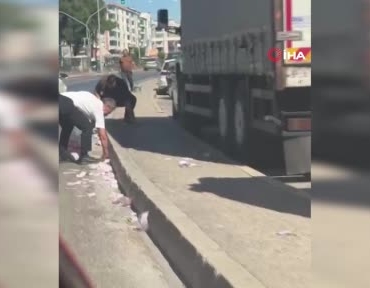 İzmir'de Yolda Saçılan Paralar Trafiği Durma Noktasına Getirdi