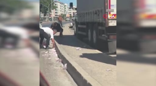 İzmir'de Yolda Saçılan Paralar Trafiği Durma Noktasına Getirdi