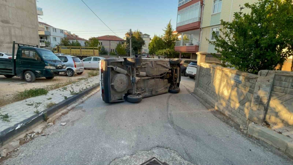 Karaman'da kaldırıma çarpan otomobil yan yattı, sürücü sağ çıktı