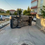 Karaman'da kaldırıma çarpan otomobil yan yattı, sürücü sağ çıktı