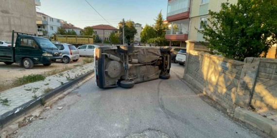 Karaman'da kaldırıma çarpan otomobil yan yattı, sürücü sağ çıktı