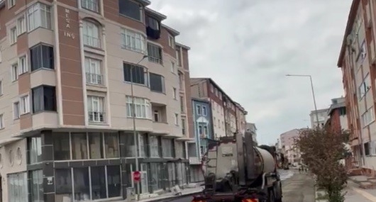 Kars'ta sıcak asfalt çalışmaları hız kesmeden devam ediyor