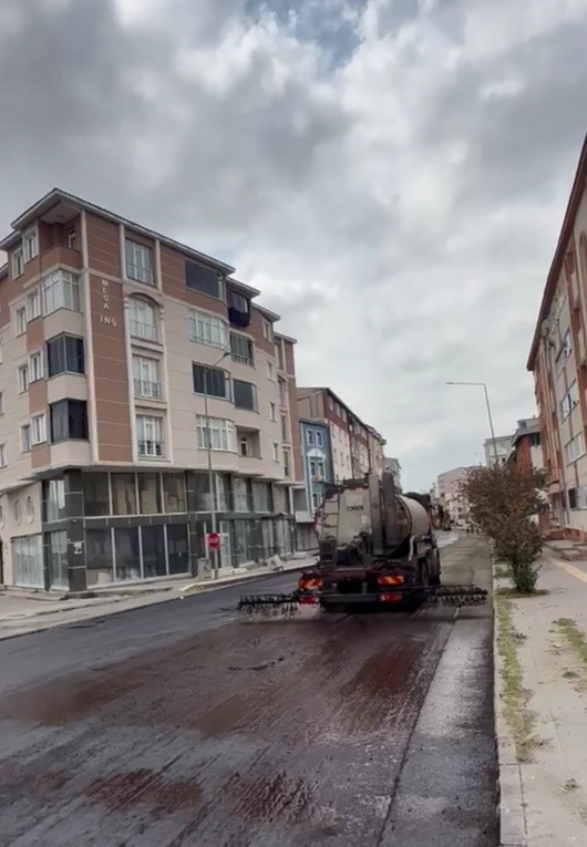 Kars'ta sıcak asfalt çalışmaları hız kesmeden devam ediyor