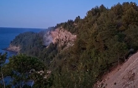 Kastamonu'da ormanlık alana düşen cisim patladı, yangın çıktı