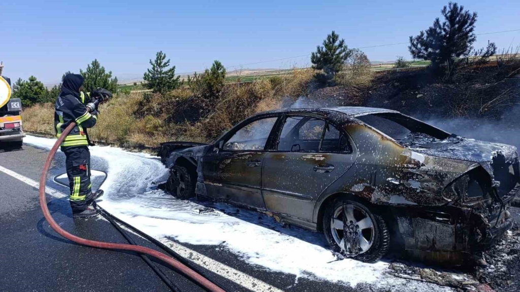 Kayseri'de seyir halindeki otomobil alev aldı