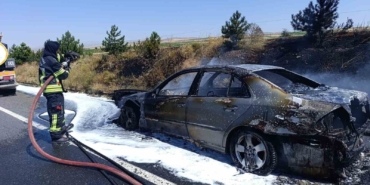 Kayseri'de seyir halindeki otomobil alev aldı