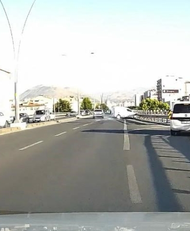 KONTROLDEN ÇIKAN ARAÇ BARİYERLERE ÇARPTI: KAZA ANI KAMERADA