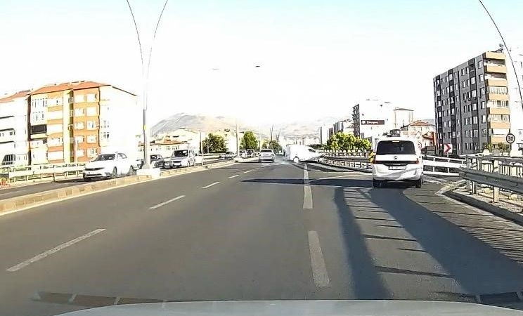 KONTROLDEN ÇIKAN ARAÇ BARİYERLERE ÇARPTI: KAZA ANI KAMERADA