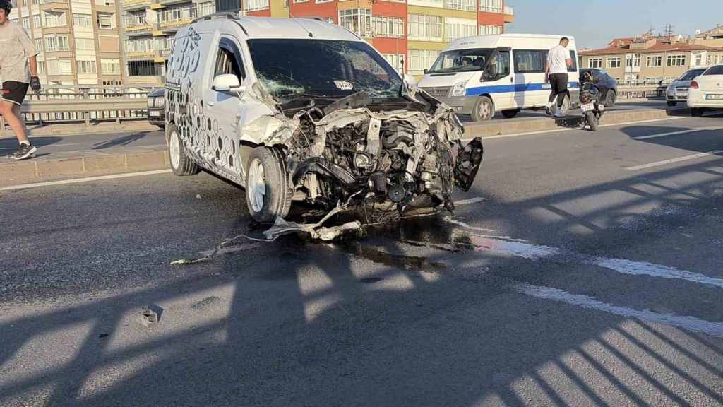 KONTROLDEN ÇIKAN ARAÇ BARİYERLERE ÇARPTI: KAZA ANI KAMERADA