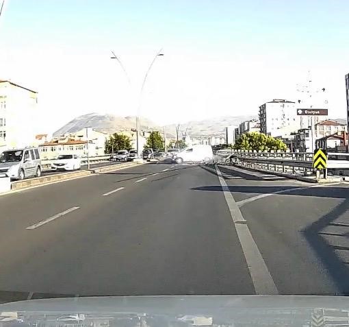 KONTROLDEN ÇIKAN ARAÇ BARİYERLERE ÇARPTI: KAZA ANI KAMERADA