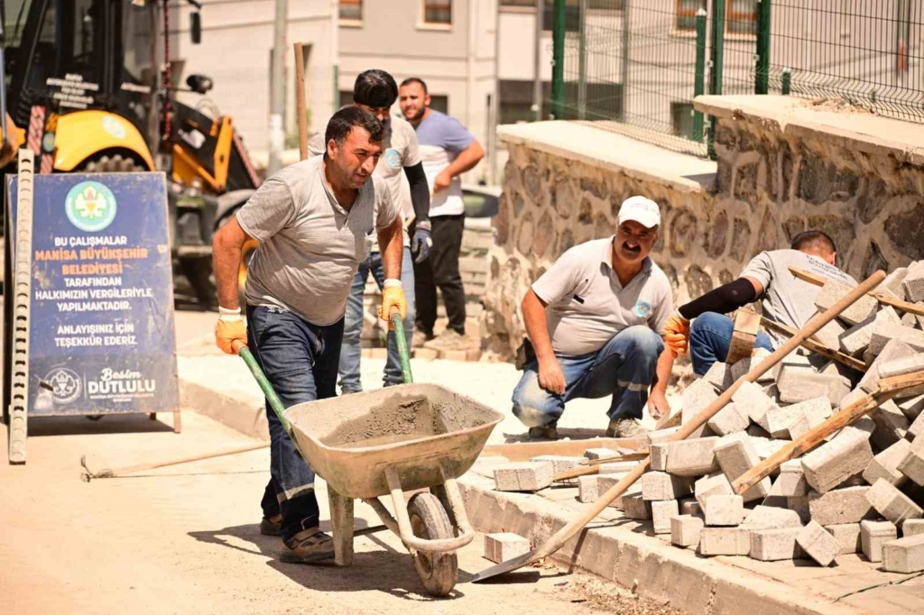 Manisa Akgedik'te yol yenileme çalışmaları devam ediyor