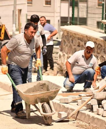 Manisa Akgedik'te yol yenileme çalışmaları devam ediyor