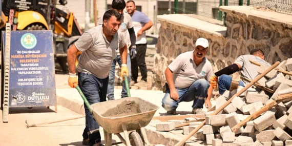 Manisa Akgedik'te yol yenileme çalışmaları devam ediyor