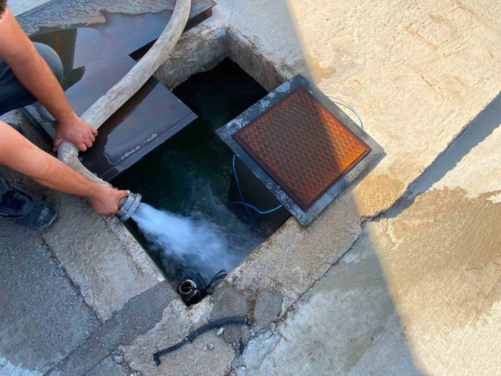 TARIM ARAZİSİNE KAÇAK FOSEPTİK DEŞARJI SUÇÜSTÜ YAKALANDI