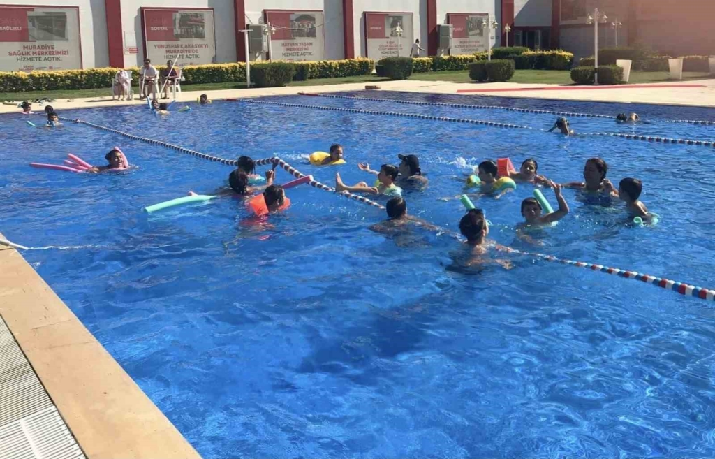 Merkez Efendi Mahallesi'nden çocuklar yüzme eğitimi aldı