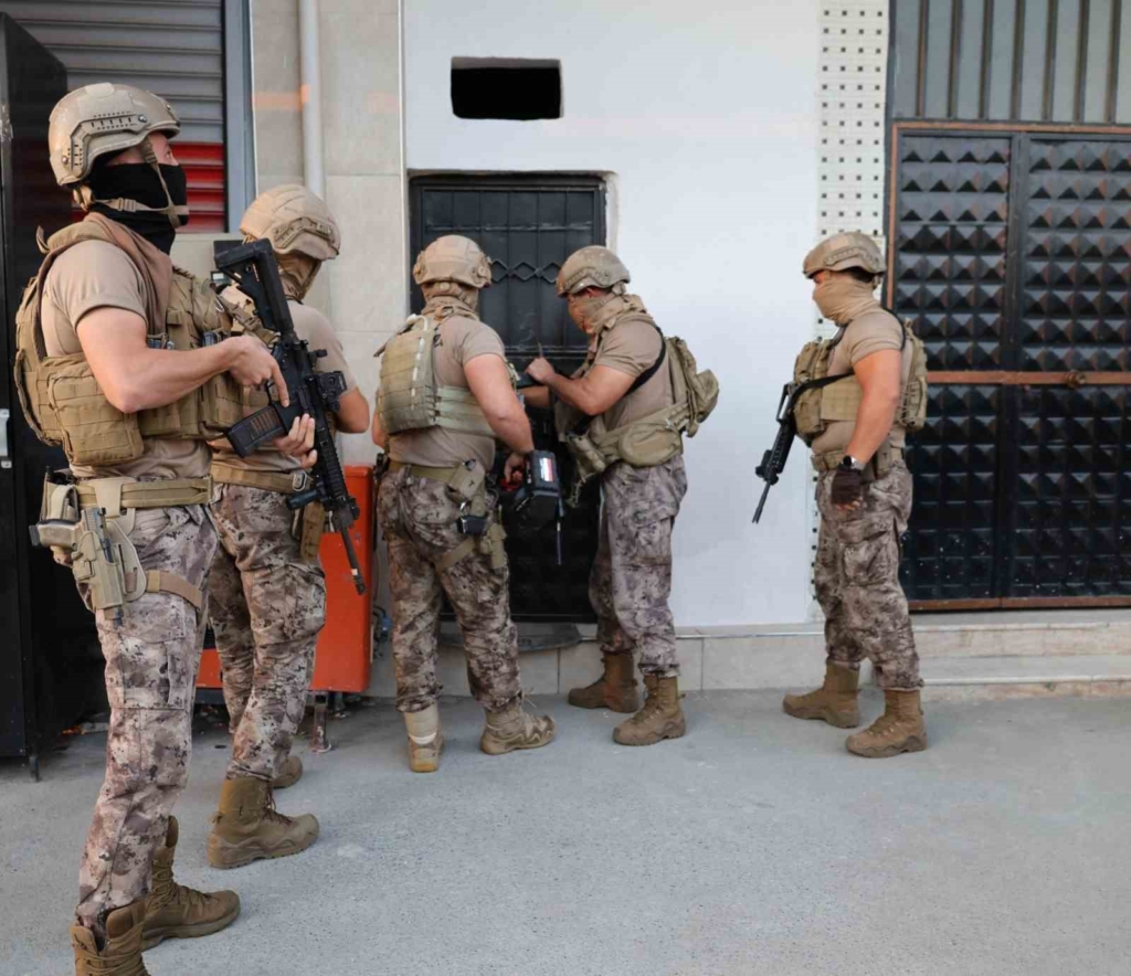 Mersin merkezli yasa dışı bahis operasyonunda 52 kişi tutuklandı