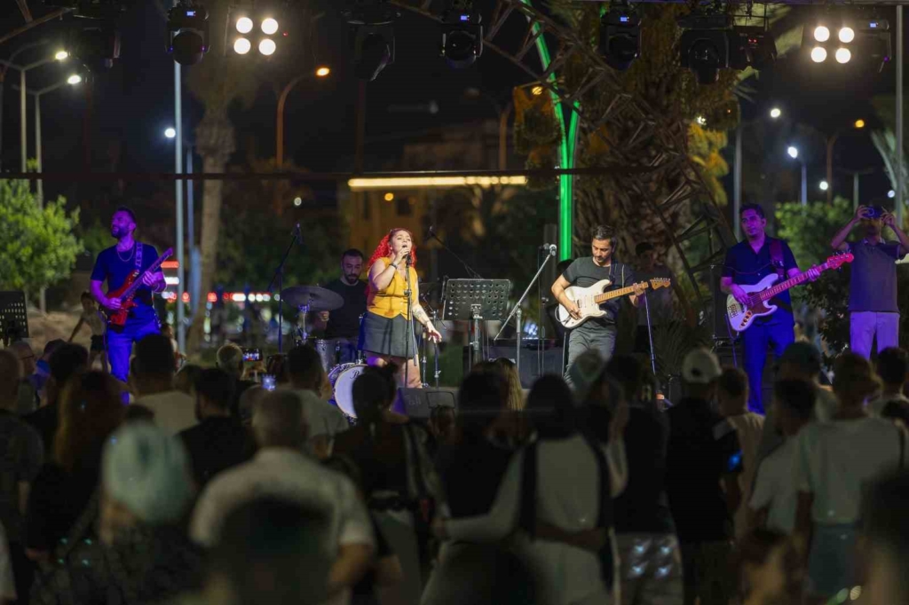Mersin'de yaz akşamları konserlerle renklendiriliyor