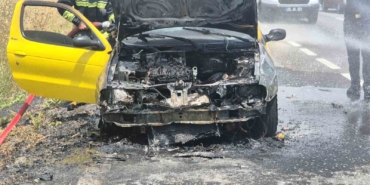 OTOMOBİL ALEV ALEV YANDI: 5 KİŞİ SON ANDA KURTULDU