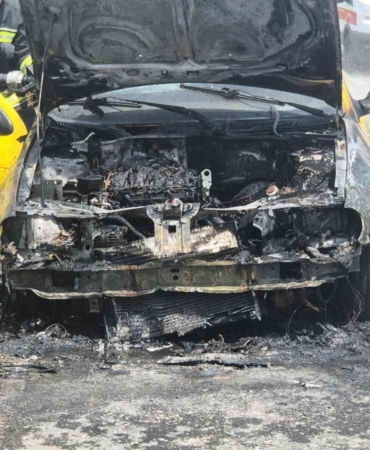 OTOMOBİL ALEV ALEV YANDI: 5 KİŞİ SON ANDA KURTULDU