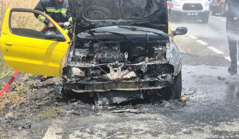 OTOMOBİL ALEV ALEV YANDI: 5 KİŞİ SON ANDA KURTULDU