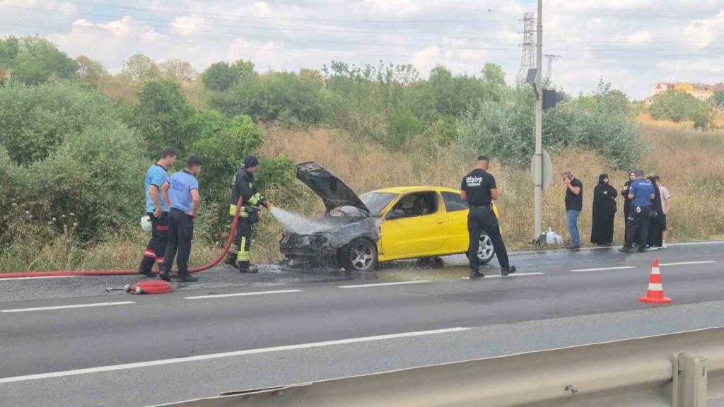 OTOMOBİL ALEV ALEV YANDI: 5 KİŞİ SON ANDA KURTULDU