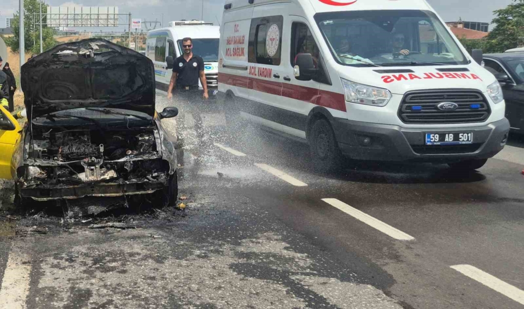 OTOMOBİL ALEV ALEV YANDI: 5 KİŞİ SON ANDA KURTULDU