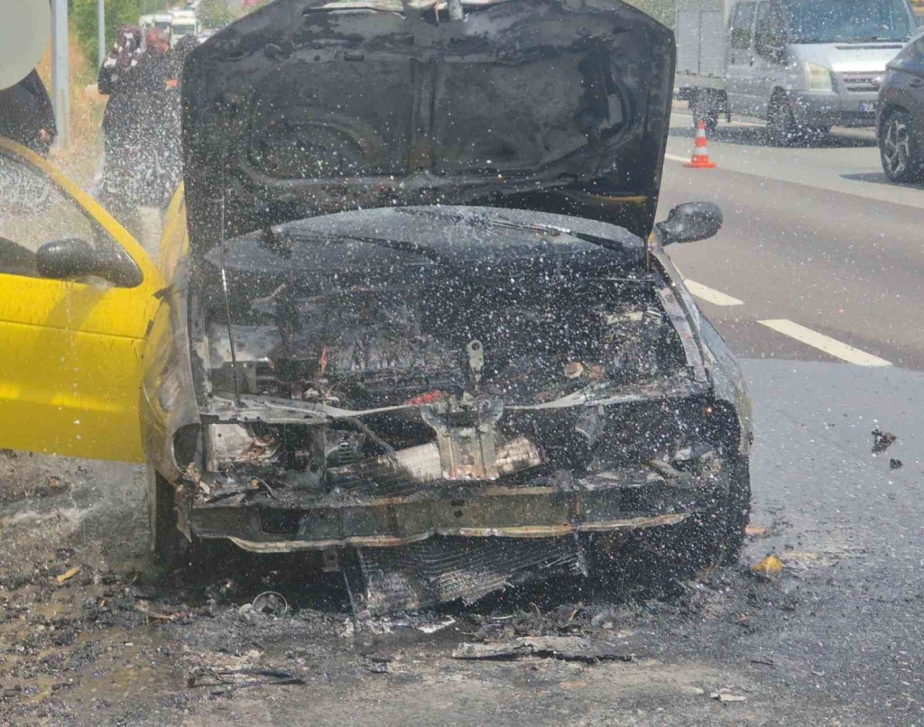 OTOMOBİL ALEV ALEV YANDI: 5 KİŞİ SON ANDA KURTULDU