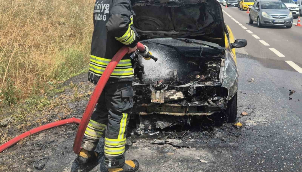 OTOMOBİL ALEV ALEV YANDI: 5 KİŞİ SON ANDA KURTULDU