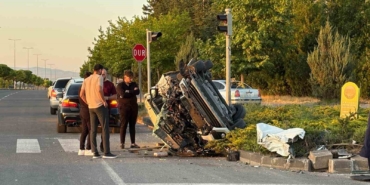 OTOMOBİLLE ÇARPIŞAN HAFİF TİCARİ ARAÇ HURDAYA DÖNDÜ: 4 YARALI