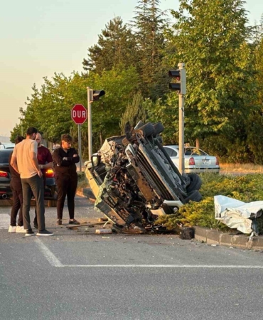 OTOMOBİLLE ÇARPIŞAN HAFİF TİCARİ ARAÇ HURDAYA DÖNDÜ: 4 YARALI