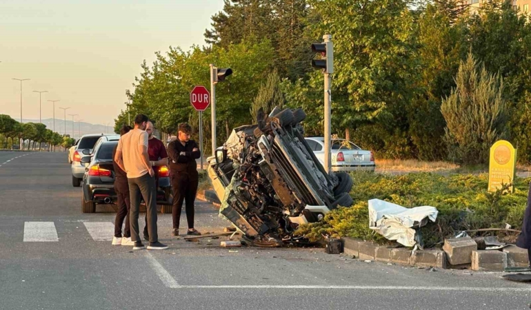 OTOMOBİLLE ÇARPIŞAN HAFİF TİCARİ ARAÇ HURDAYA DÖNDÜ: 4 YARALI