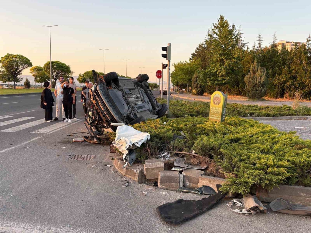 OTOMOBİLLE ÇARPIŞAN HAFİF TİCARİ ARAÇ HURDAYA DÖNDÜ: 4 YARALI