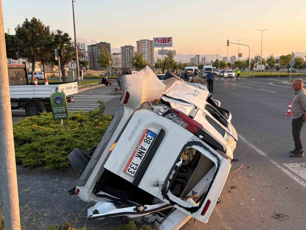OTOMOBİLLE ÇARPIŞAN HAFİF TİCARİ ARAÇ HURDAYA DÖNDÜ: 4 YARALI
