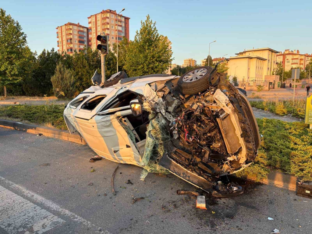 OTOMOBİLLE ÇARPIŞAN HAFİF TİCARİ ARAÇ HURDAYA DÖNDÜ: 4 YARALI