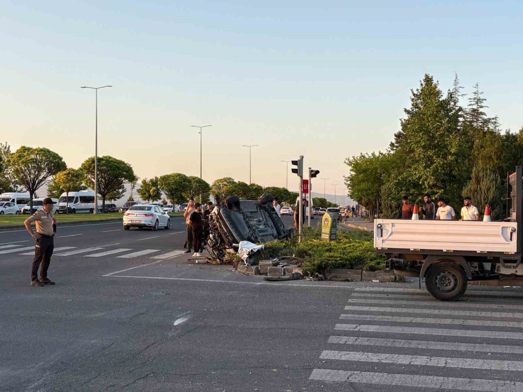 OTOMOBİLLE ÇARPIŞAN HAFİF TİCARİ ARAÇ HURDAYA DÖNDÜ: 4 YARALI