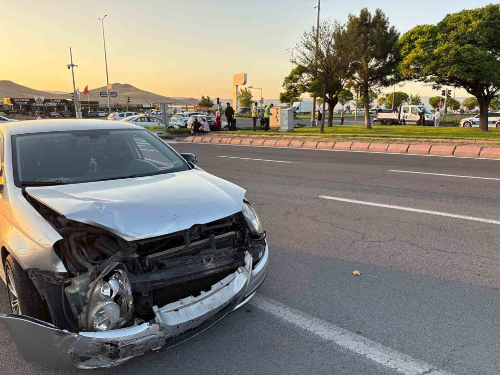 OTOMOBİLLE ÇARPIŞAN HAFİF TİCARİ ARAÇ HURDAYA DÖNDÜ: 4 YARALI