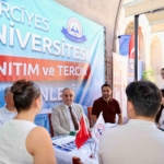 Rektör Fatih Altun, YKS tercih danışmanlığı standında öğrencilerle buluştu