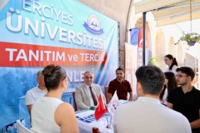 Rektör Fatih Altun, YKS tercih danışmanlığı standında öğrencilerle buluştu