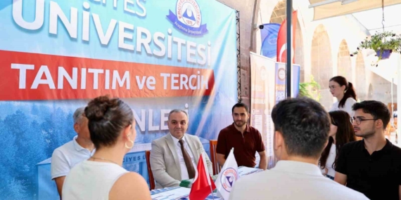 Rektör Fatih Altun, YKS tercih danışmanlığı standında öğrencilerle buluştu