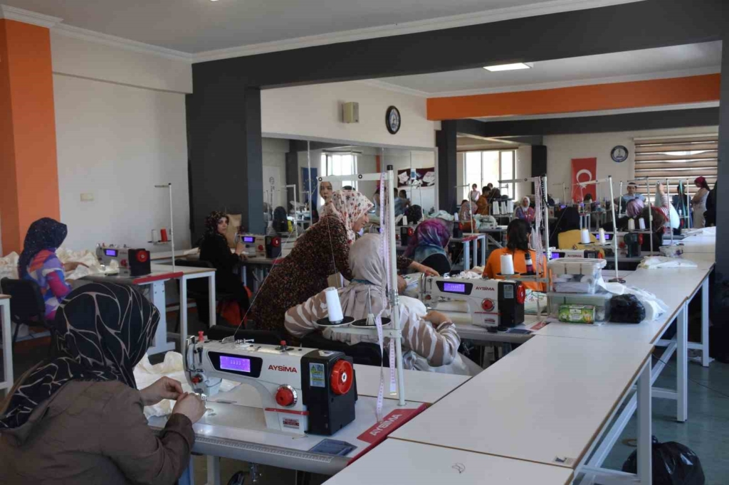 Şahinbey Belediyesi kadınlara meslek eğitimi veriyor