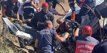 Sakarya'da freni boşalan kamyon otomobilin üzerine devrildi