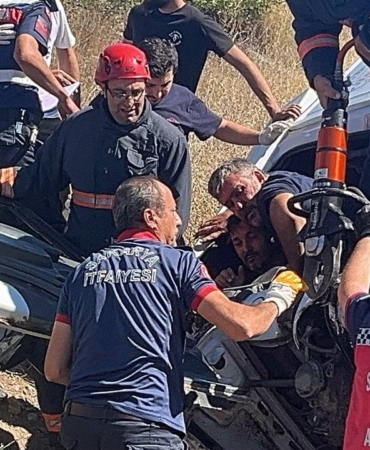 Sakarya'da freni boşalan kamyon otomobilin üzerine devrildi