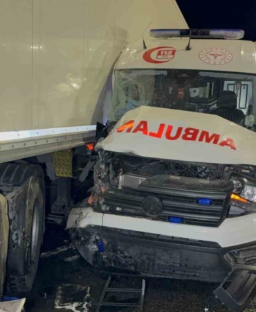 Samsun'da ambulans ile tır çarpıştı, 6 kişi yaralandı