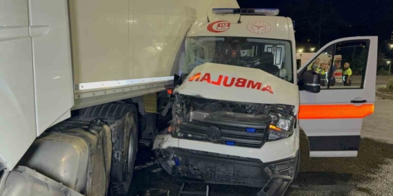 Samsun'da ambulans ile tır çarpıştı, 6 kişi yaralandı