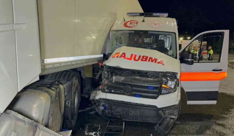 Samsun'da ambulans ile tır çarpıştı, 6 kişi yaralandı